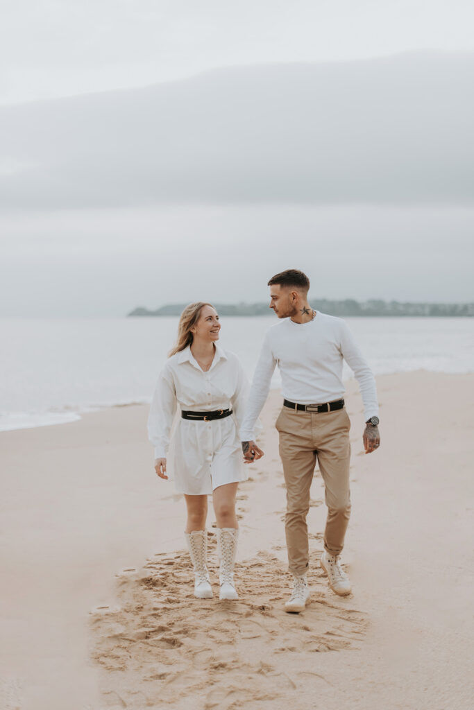 Séance photo engagement sur la plage à Brest. Avant le mariage