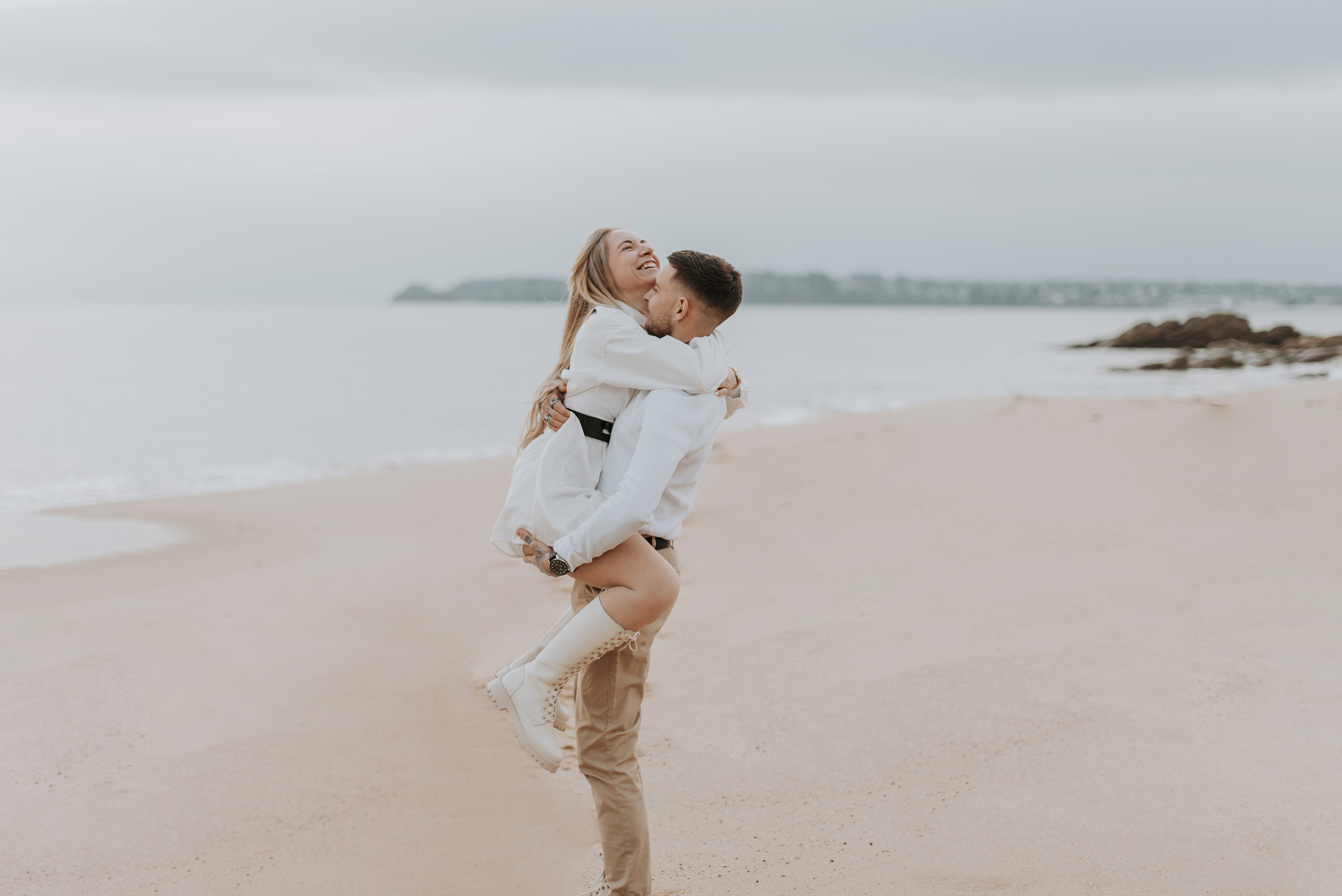 Séance photo engagement sur la plage à Brest. Avant le mariage. Bretagne