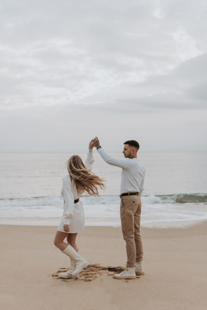 Séance photo engagement sur la plage à Brest. Avant le mariage. Couple qui danse