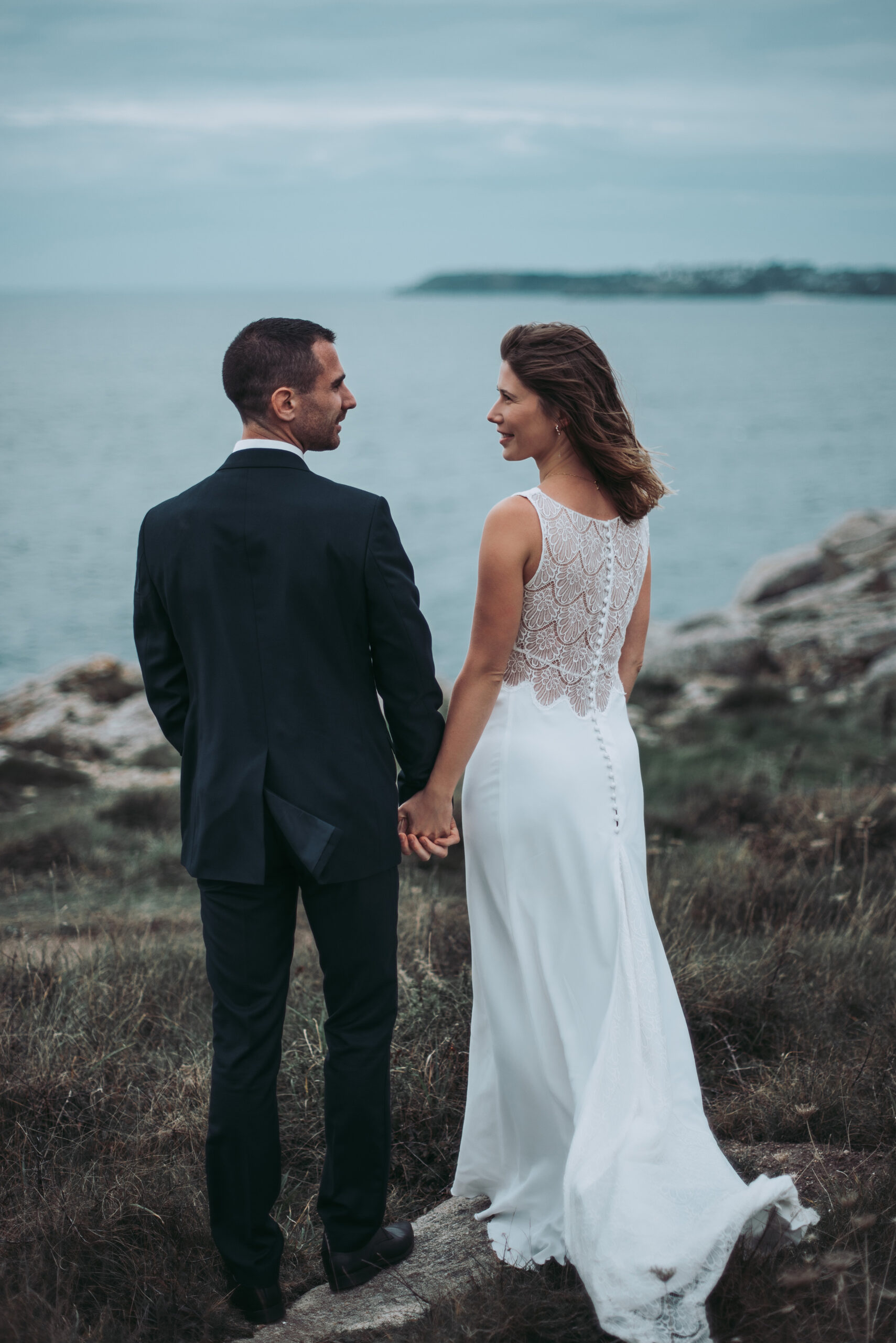 Séance photo dans la mer. Photo d'un couple à Brest dans le Finistère sur les falaises