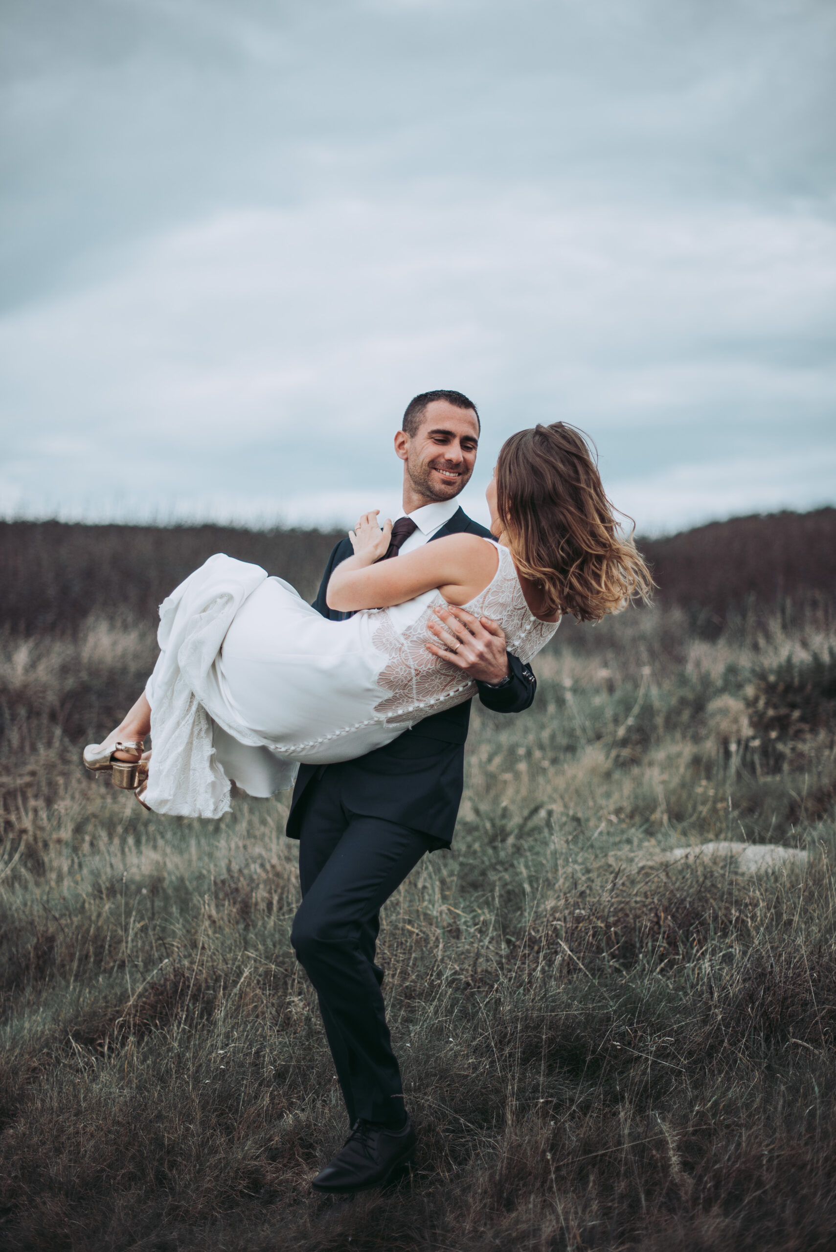 Séance photo dans la mer. Photo d'un couple à Brest dans le Finistère en Bretagne