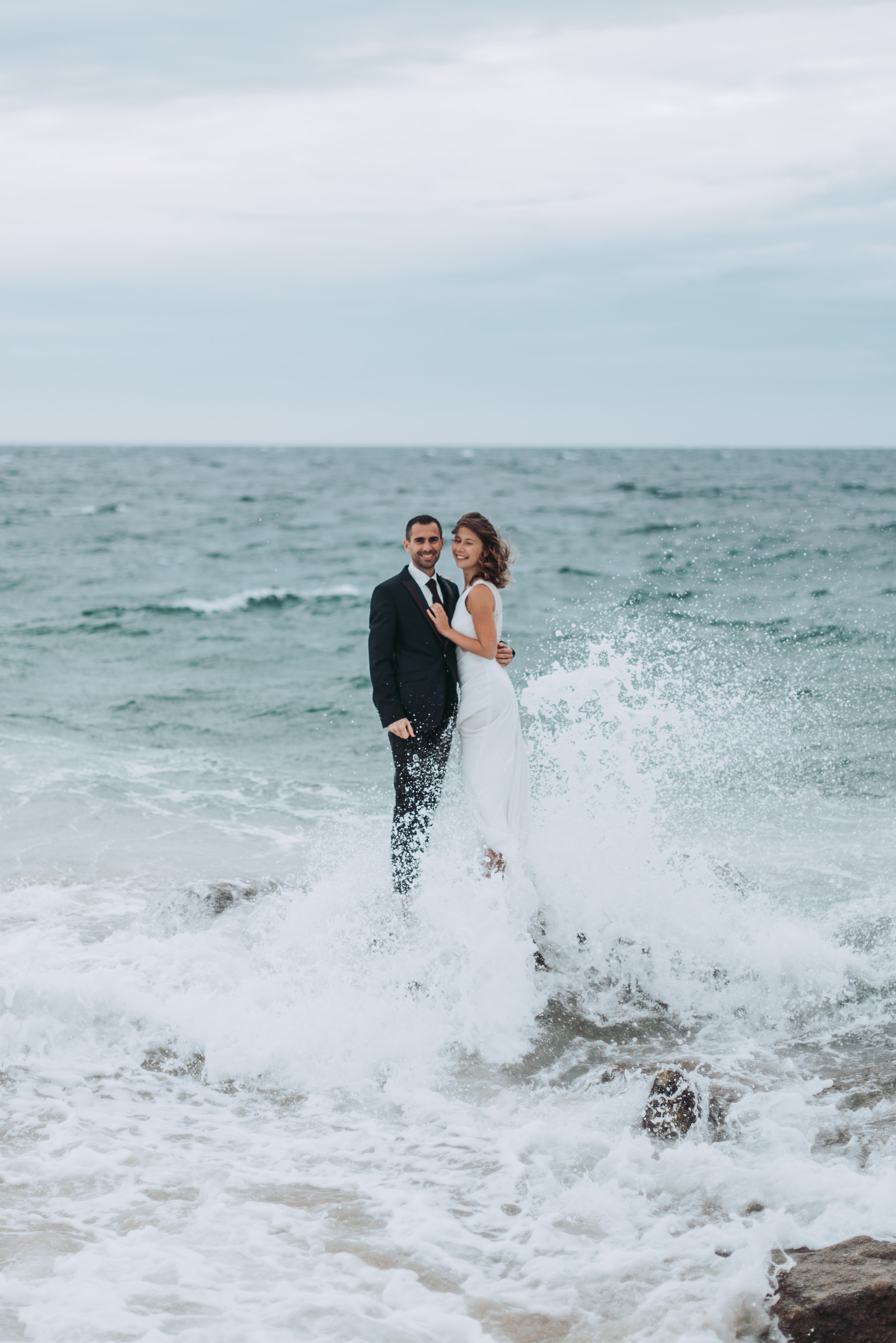 Séance photo day after. Photo d'un couple à Brest dans le Finistère. Éclaboussés par les vagues