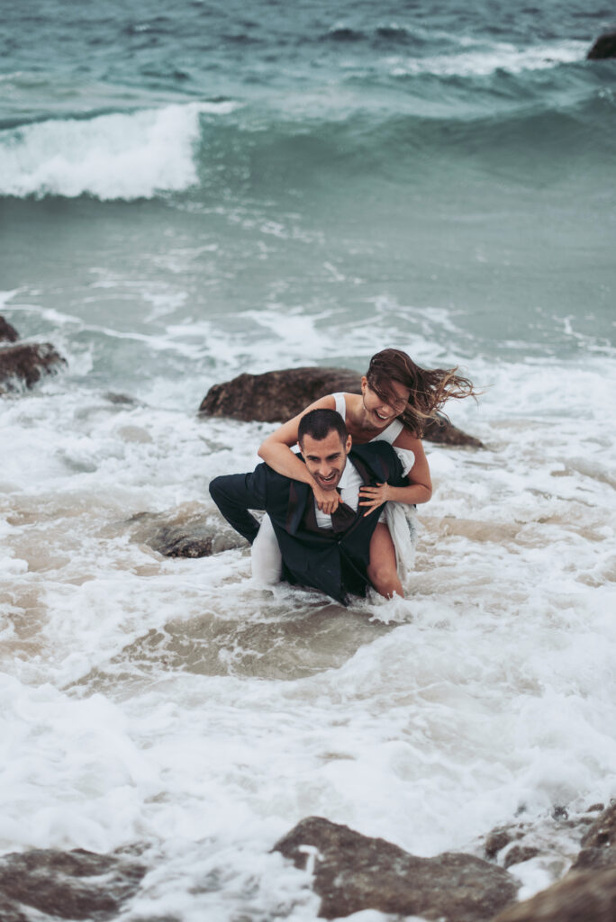 Séance photo dans la mer. Photo d'un couple à Brest dans le Finistère.