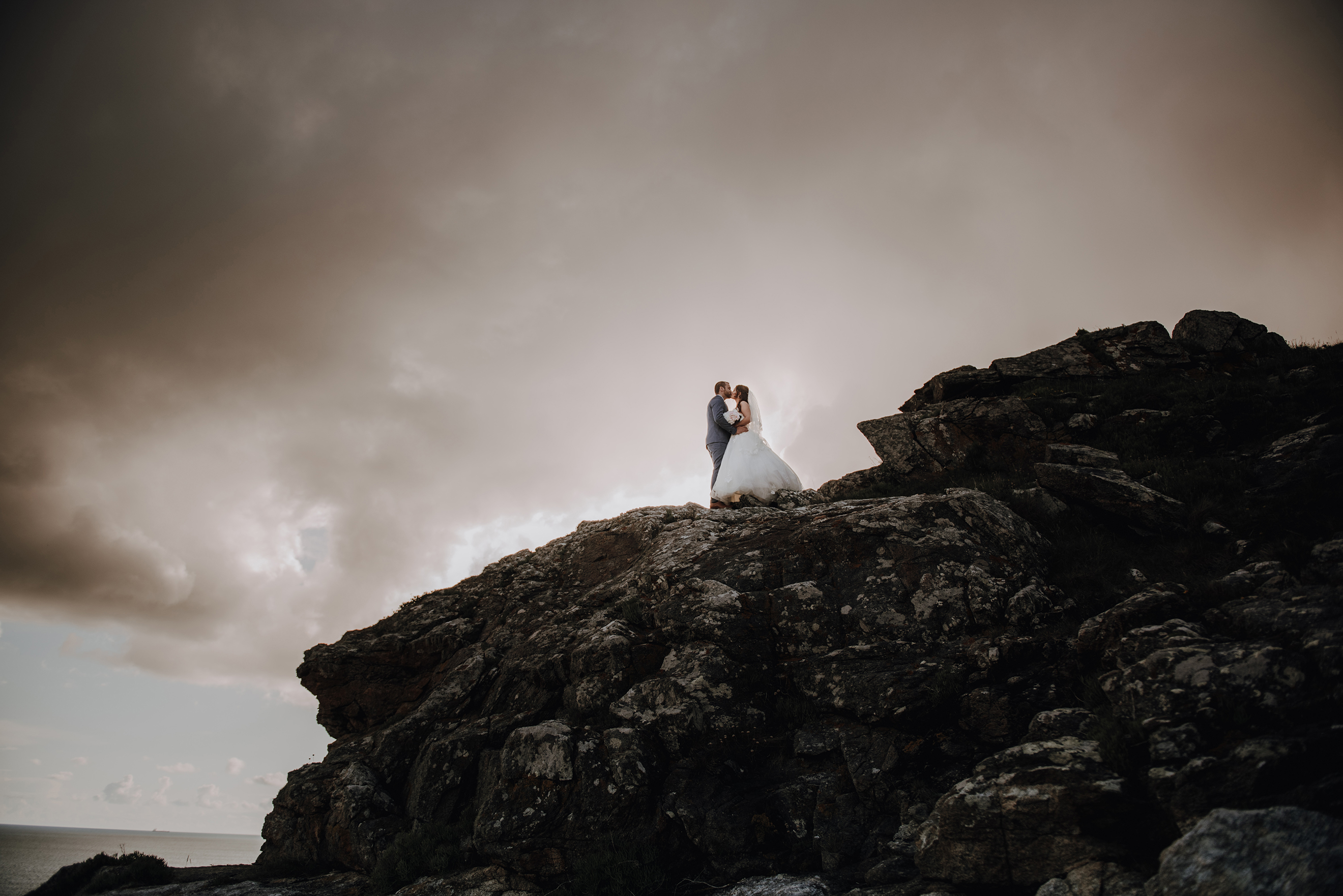 Séance photo sur les falaises de Brest. Deux jeunes mariés