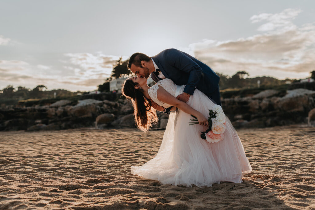 Photo d'un couple de marié sur la plage de Portez à Locmaria Plouzané. Proche de Brest dans le Finistère.