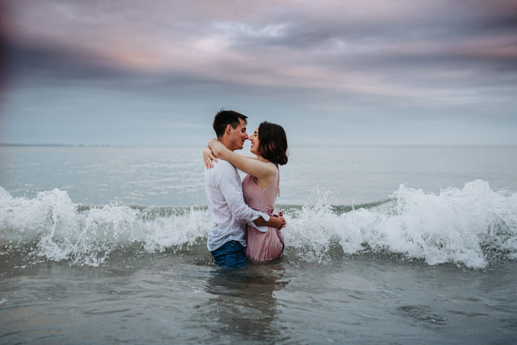 Séance photo day after dans la mer. Photo d'un couple à Brest dans le Finistère