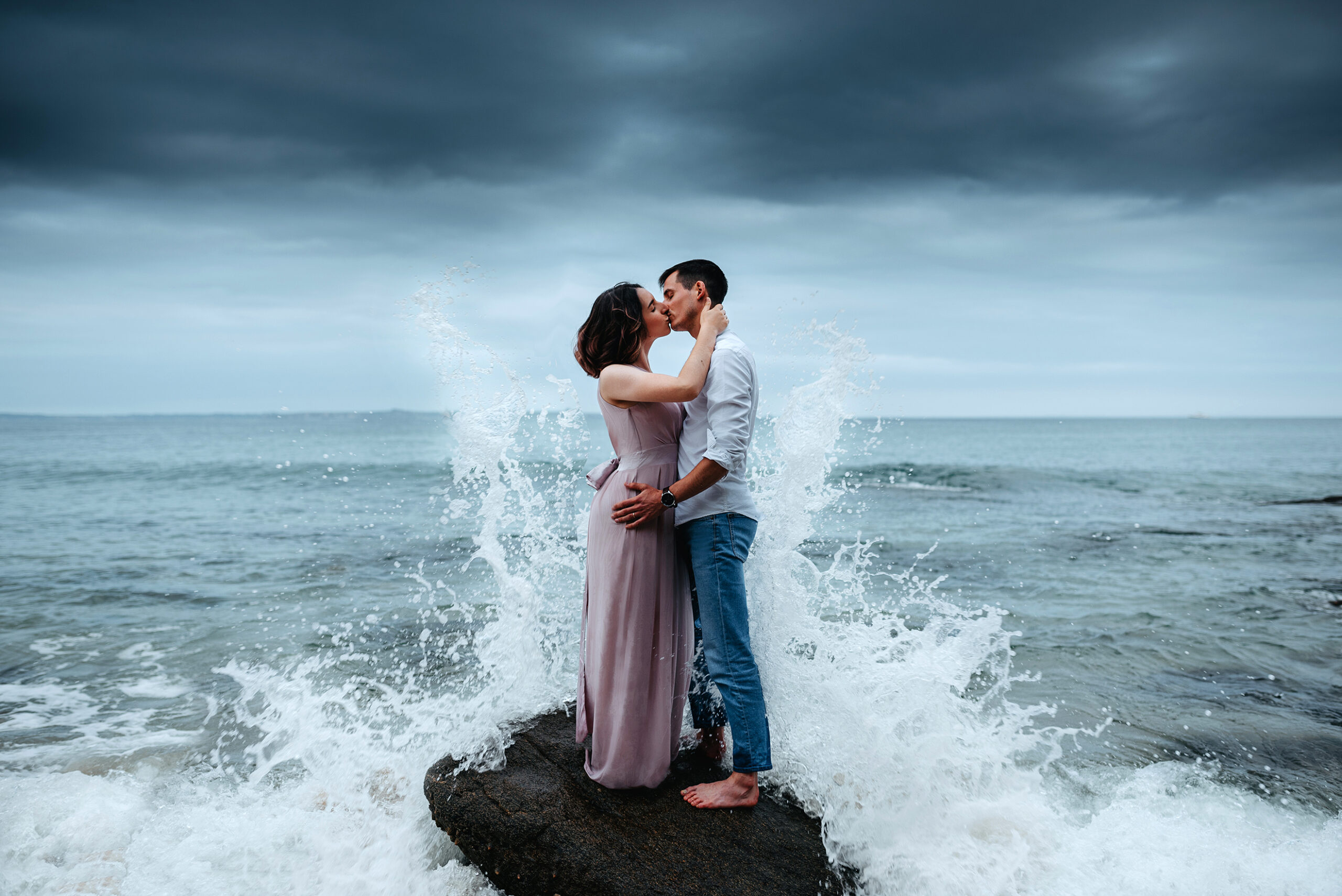 Séance photo day after dans la mer. Photo d'un couple à Brest dans le Finistère