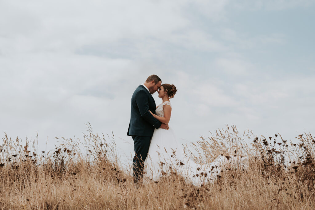 Image illustrant la formule photographique Argent avec deux mariés lors de leur photos de couple devant la mer. Tarifs photographe de mariage à Brest