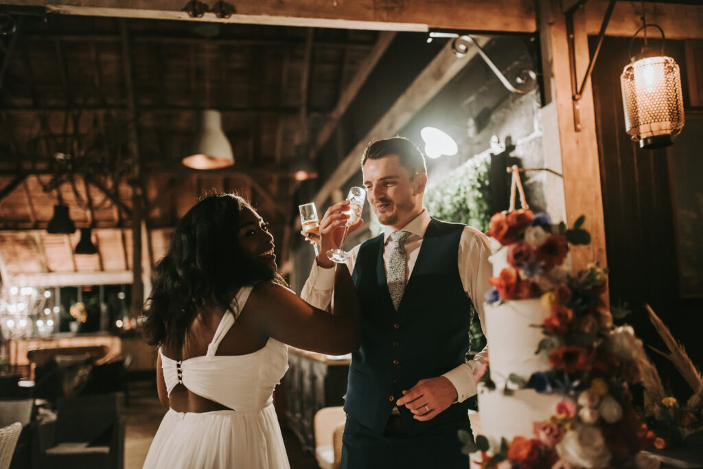 Image illustrant la formule photographie OR avec deux mariés lors de leur soirée de mariage. Tarifs photographe de mariage à Brest