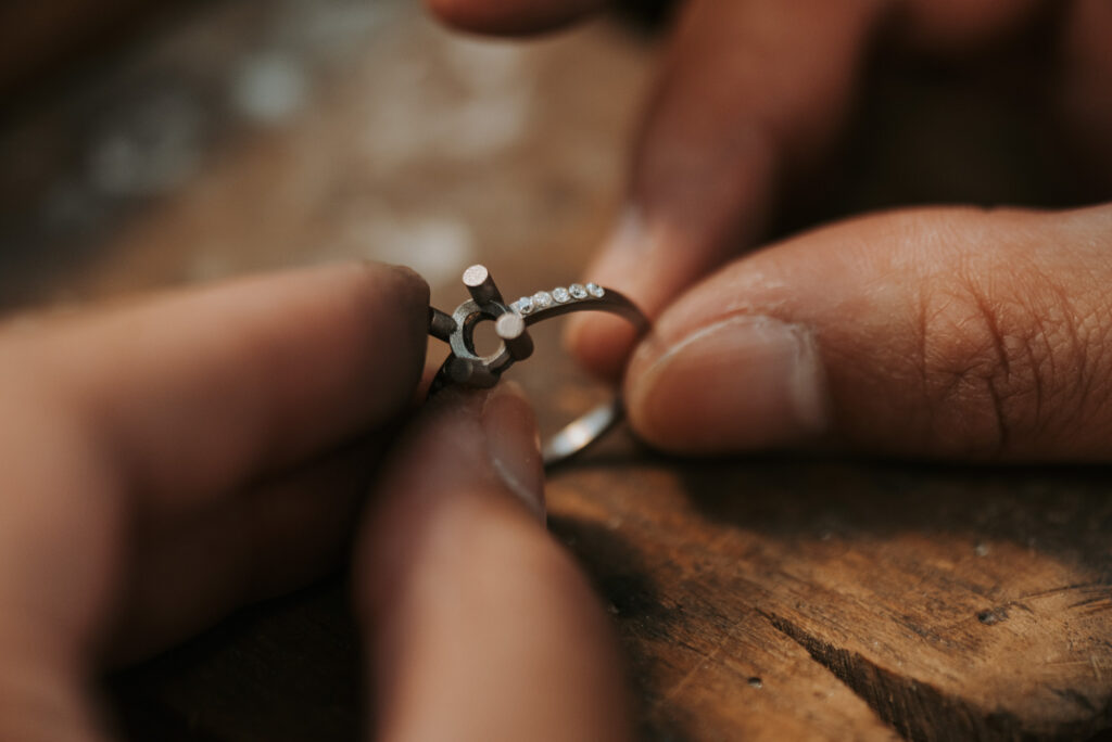 Photo de création d'une bague en tanzanite réalisée par LD photographie à Brest pour LS joaillerie