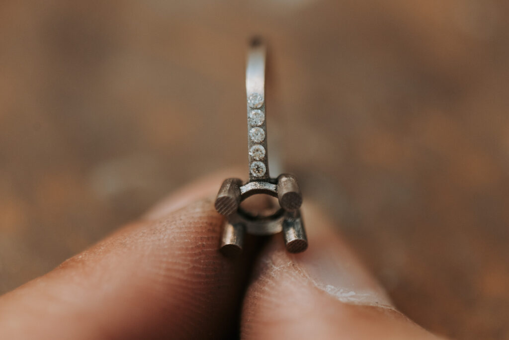 Photo de création d'une bague en tanzanite réalisée par LD photographie à Brest pour LS joaillerie