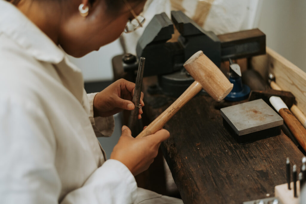 Photo de création d'une bague en tanzanite réalisée par LD photographie à Brest pour LS joaillerie