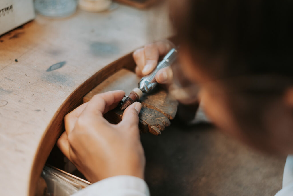 Photo de création d'une bague en tanzanite réalisée par LD photographie à Brest pour LS joaillerie