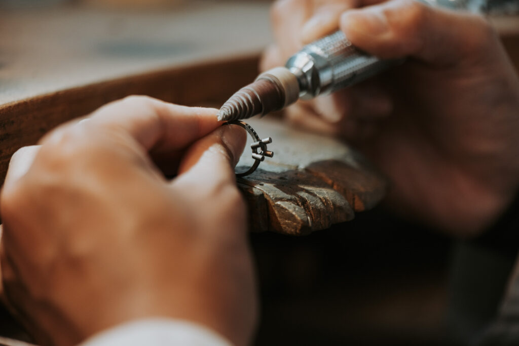 Photo de création d'une bague en tanzanite réalisée par LD photographie à Brest pour LS joaillerie