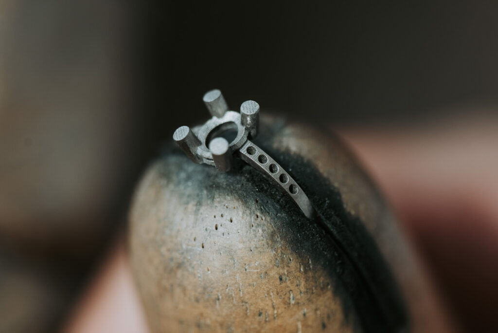 Photo de création d'une bague en tanzanite réalisée par LD photographie à Brest pour LS joaillerie