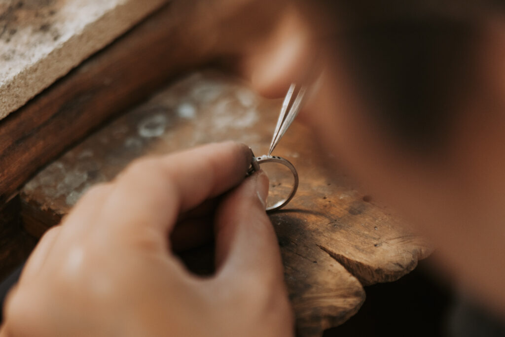 Photo de création d'une bague en tanzanite réalisée par LD photographie à Brest pour LS joaillerie