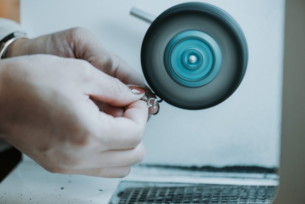 Photo de création d'une bague en tanzanite réalisée par LD photographie à Brest pour LS joaillerie