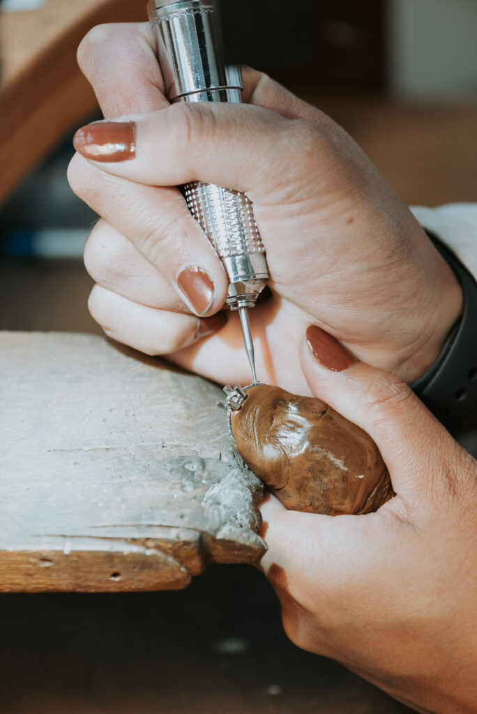 Photo de création d'une bague en tanzanite réalisée par LD photographie à Brest pour LS joaillerie