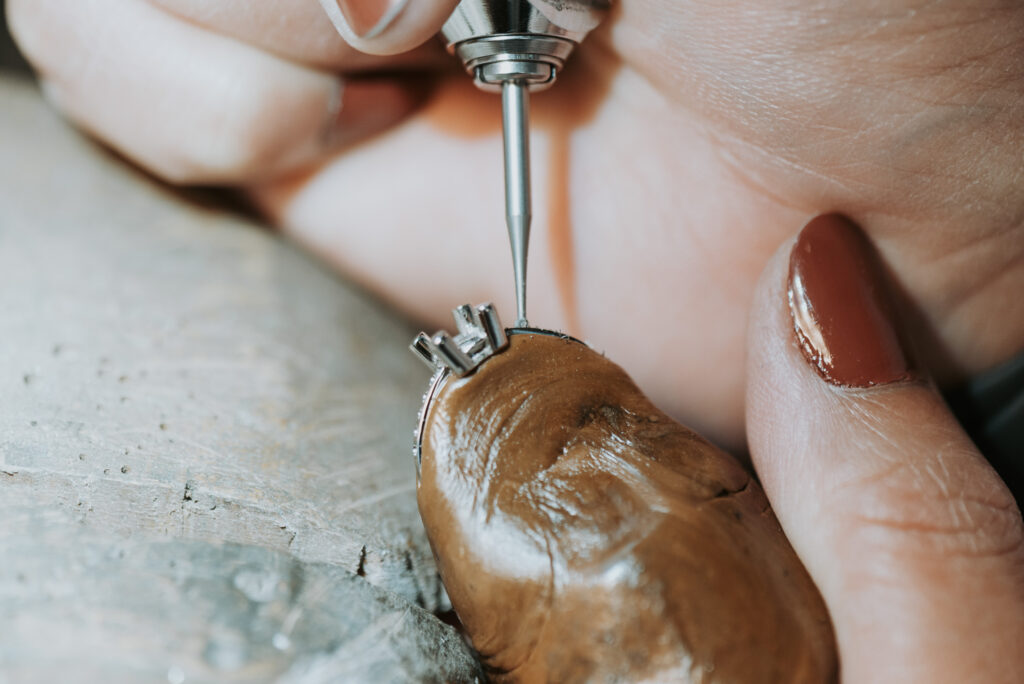 Photo de création d'une bague en tanzanite réalisée par LD photographie à Brest pour LS joaillerie