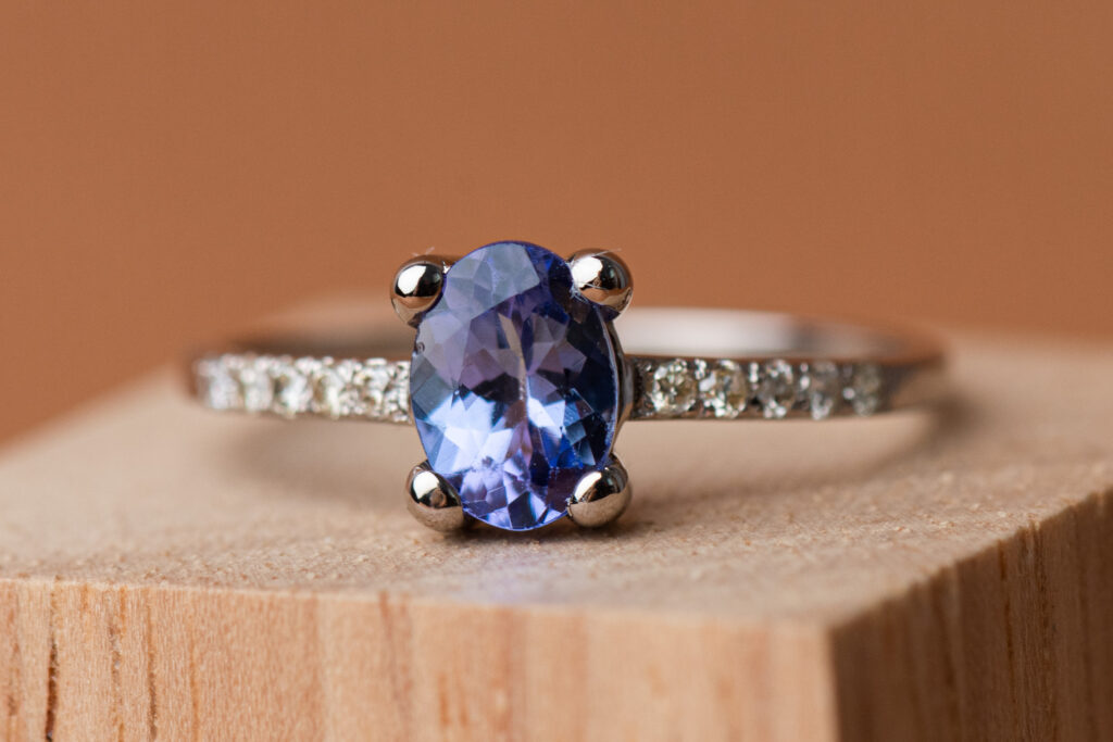 Photo d'une bague en tanzanite réalisée par LD photographie à Brest pour LS joaillerie