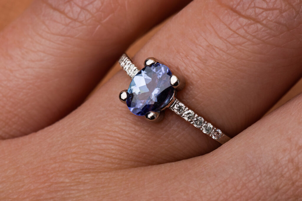 Photo d'une bague en tanzanite réalisée par LD photographie à Brest pour LS joaillerie