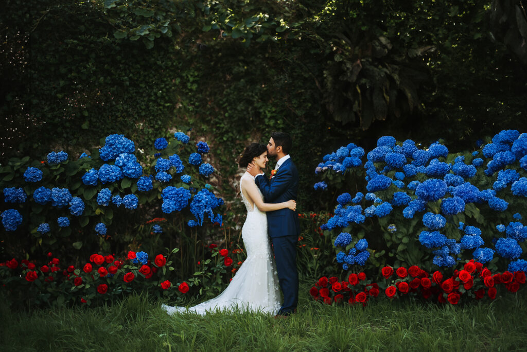 Photographie d'un couple de mariés devant des hortensias à Brest. Galerie photo mariage