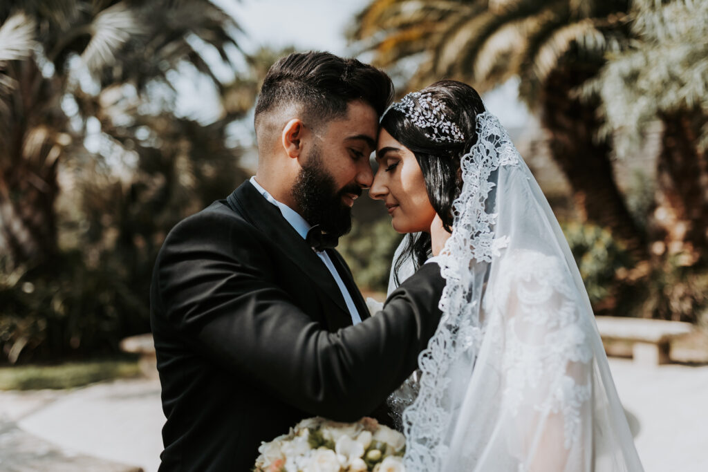 Image illustrant la formule photographie Bronze avec deux mariés lors de leur séance photo de couple à Quimper. Tarifs photographe de mariage à Brest