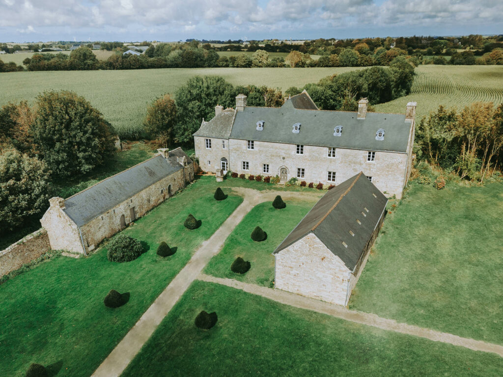 Photo au drone prise par LD photographie d'un lieu de réception pour les mariages. Le Domaine de Keranflec'h à Milizac dans le Finistère