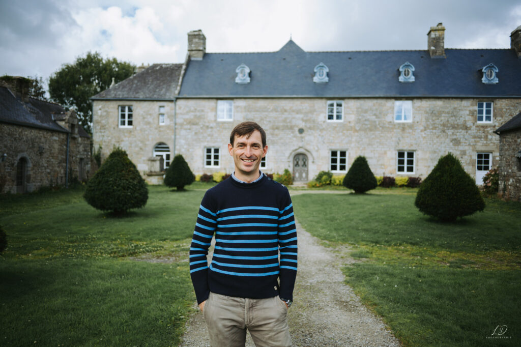 Photo de Julien, le propriétaire du manoir de Keranflec'h à Milizac, prise par LD photographie photographe de mariage dans le Finistère